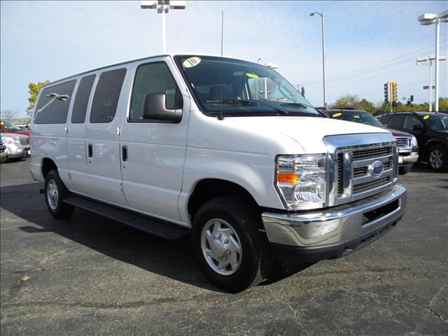 Ford Econoline Wagon 2010 photo 2