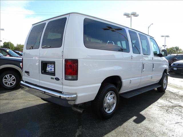 Ford Econoline Wagon 2010 photo 3