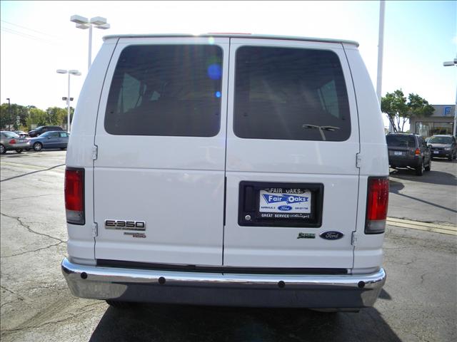 Ford Econoline Wagon 2010 photo 4