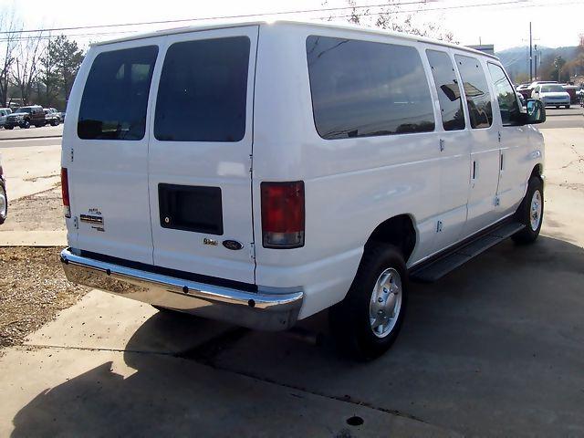 Ford Econoline Wagon 2010 photo 2