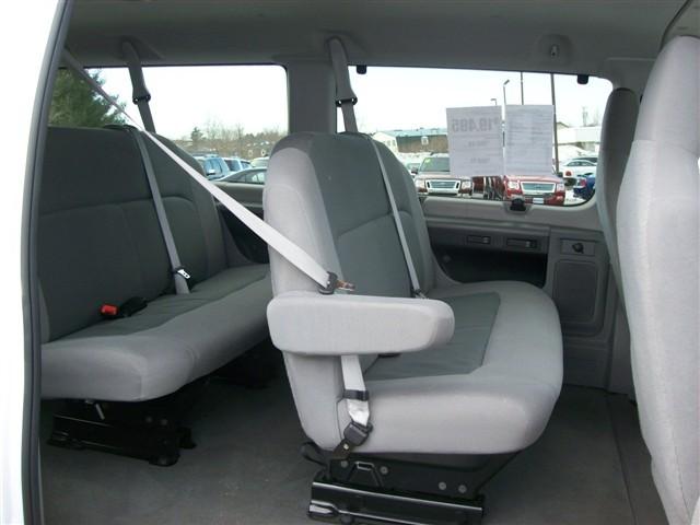 Ford Econoline Wagon 2010 photo 2