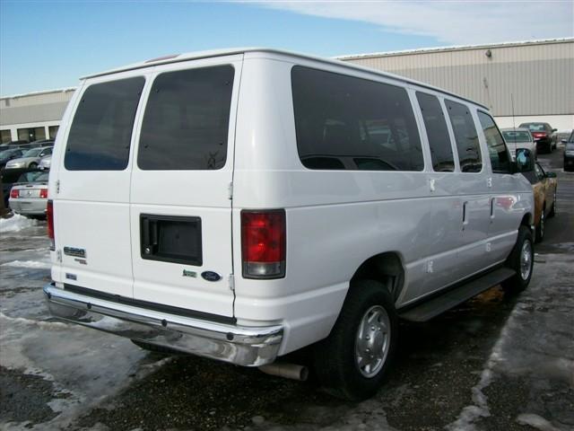 Ford Econoline Wagon 2010 photo 3