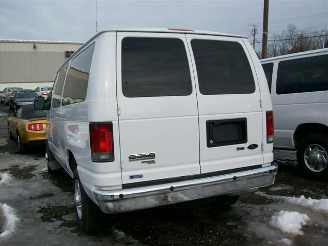 Ford Econoline Wagon 2010 photo 4