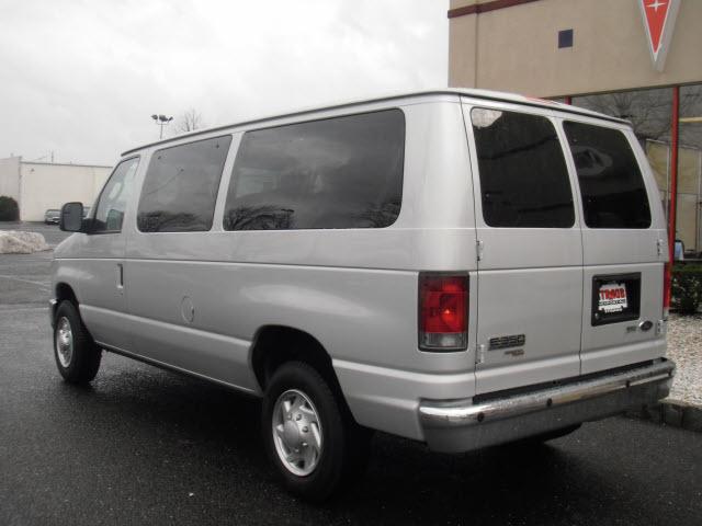 Ford Econoline Wagon 2010 photo 1