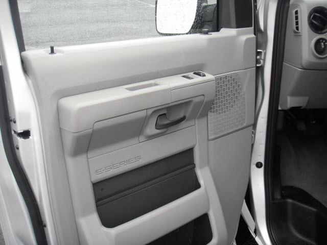 Ford Econoline Wagon 2010 photo 2
