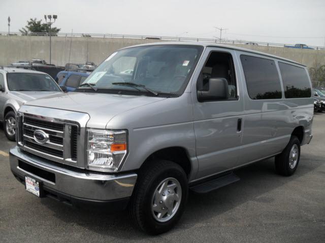 Ford Econoline Wagon 2010 photo 1