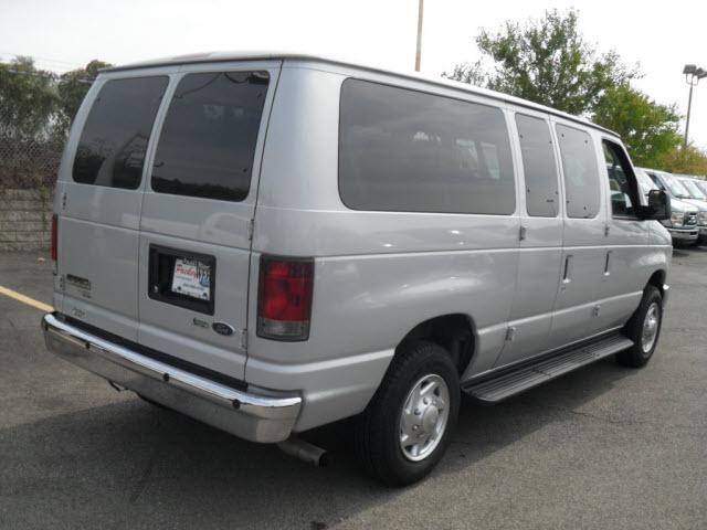 Ford Econoline Wagon 2010 photo 4