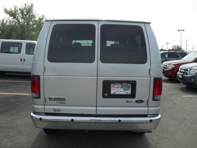 Ford Econoline Wagon 2010 photo 5