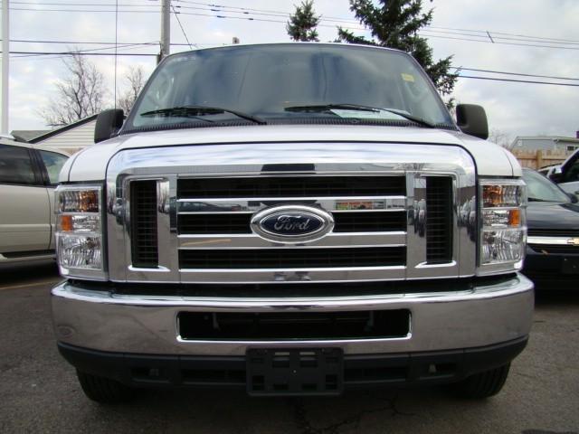 Ford Econoline Wagon 2010 photo 1