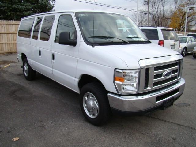 Ford Econoline Wagon 2010 photo 2