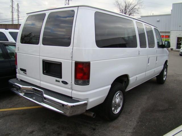 Ford Econoline Wagon 2010 photo 3