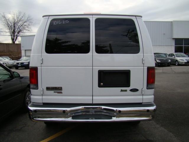 Ford Econoline Wagon 2010 photo 4