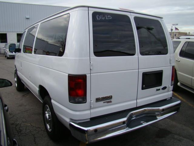 Ford Econoline Wagon 2010 photo 5