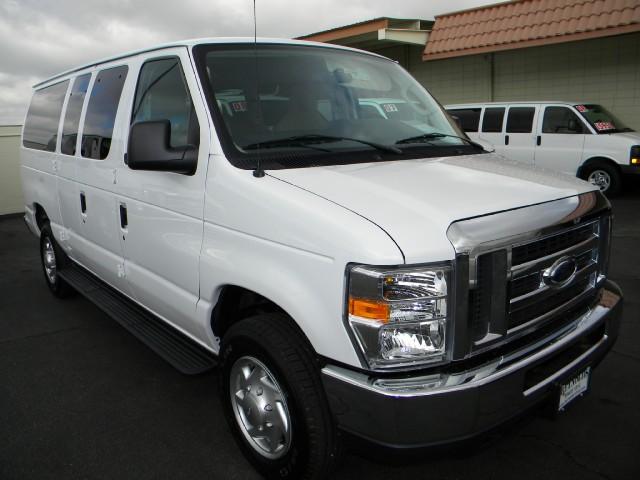 Ford Econoline Wagon 2010 photo 2