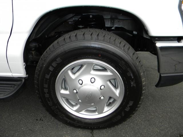 Ford Econoline Wagon 2010 photo 3