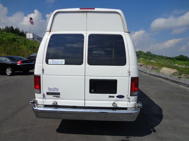 Ford Econoline Wagon 2010 photo 2