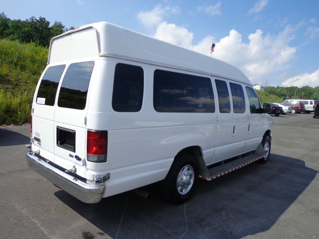Ford Econoline Wagon 2010 photo 3