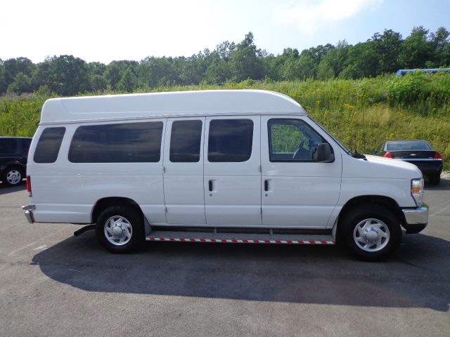 Ford Econoline Wagon 2010 photo 4