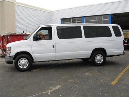 Ford Econoline Wagon 2011 photo 1