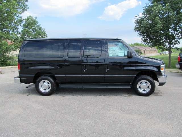 Ford Econoline Wagon 2011 photo 2