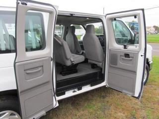 Ford Econoline Wagon 2011 photo 2