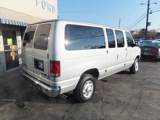Ford Econoline Wagon 2011 photo 2