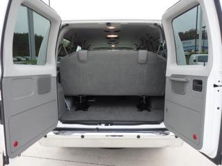 Ford Econoline Wagon 2011 photo 2