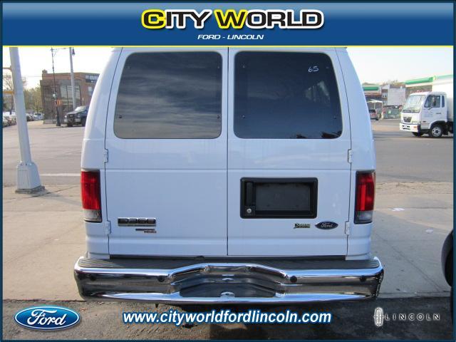 Ford Econoline Wagon 2011 photo 1