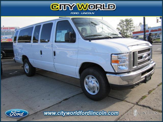 Ford Econoline Wagon 2011 photo 2
