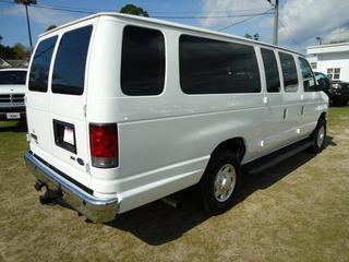Ford Econoline Wagon 2011 photo 2