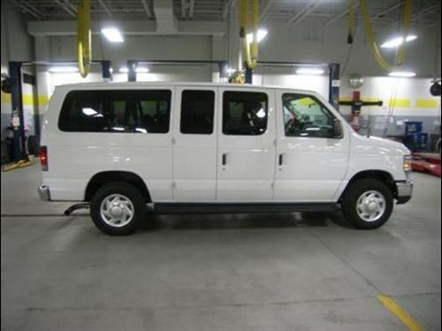 Ford Econoline Wagon 2011 photo 3