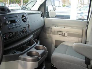 Ford Econoline Wagon 2011 photo 2