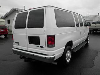 Ford Econoline Wagon 2011 photo 2