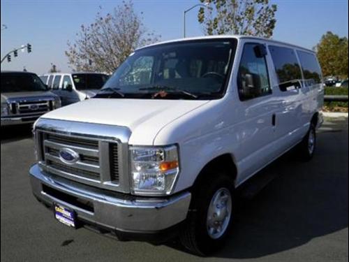 Ford Econoline Wagon 2011 photo 2