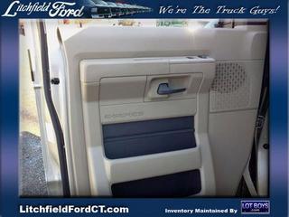 Ford Econoline Wagon 2011 photo 2