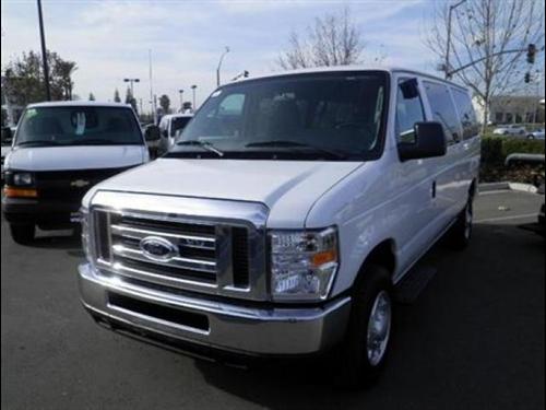 Ford Econoline Wagon 2011 photo 2