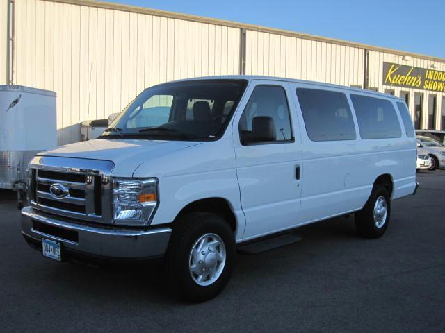 Ford Econoline Wagon 2011 photo 2
