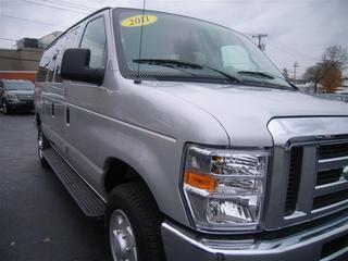 Ford Econoline Wagon 2011 photo 2