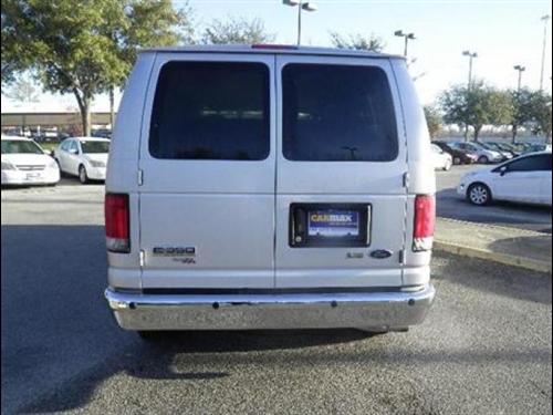 Ford Econoline Wagon 2011 photo 5