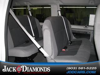 Ford Econoline Wagon 2011 photo 2