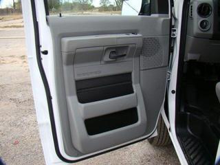 Ford Econoline Wagon 2011 photo 2