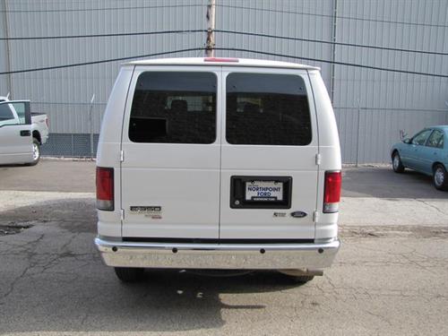 Ford Econoline Wagon 2011 photo 2