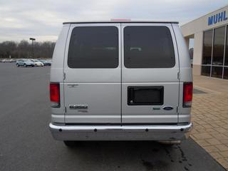 Ford Econoline Wagon 2011 photo 2