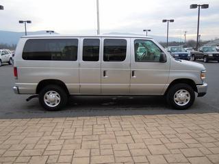 Ford Econoline Wagon 2011 photo 3
