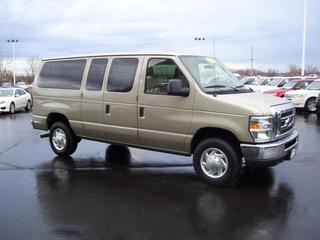 Ford Econoline Wagon 2011 photo 2