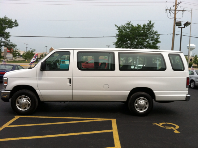 Ford Econoline Wagon 2011 photo 2