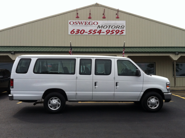 Ford Econoline Wagon 2011 photo 3