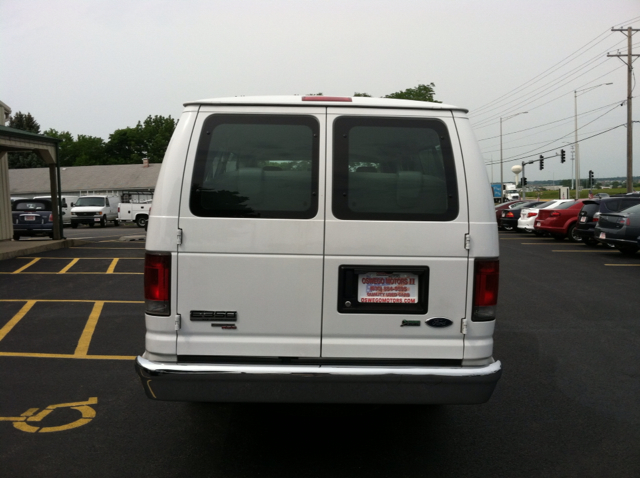 Ford Econoline Wagon 2011 photo 4