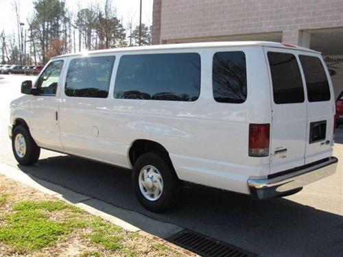 Ford Econoline Wagon 2011 photo 3