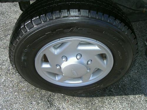 Ford Econoline Wagon 2011 photo 2